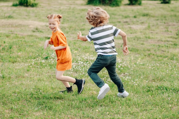 enfants jouant dans la pelouse