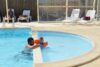 parents et bébé piscine camping Les Logeries